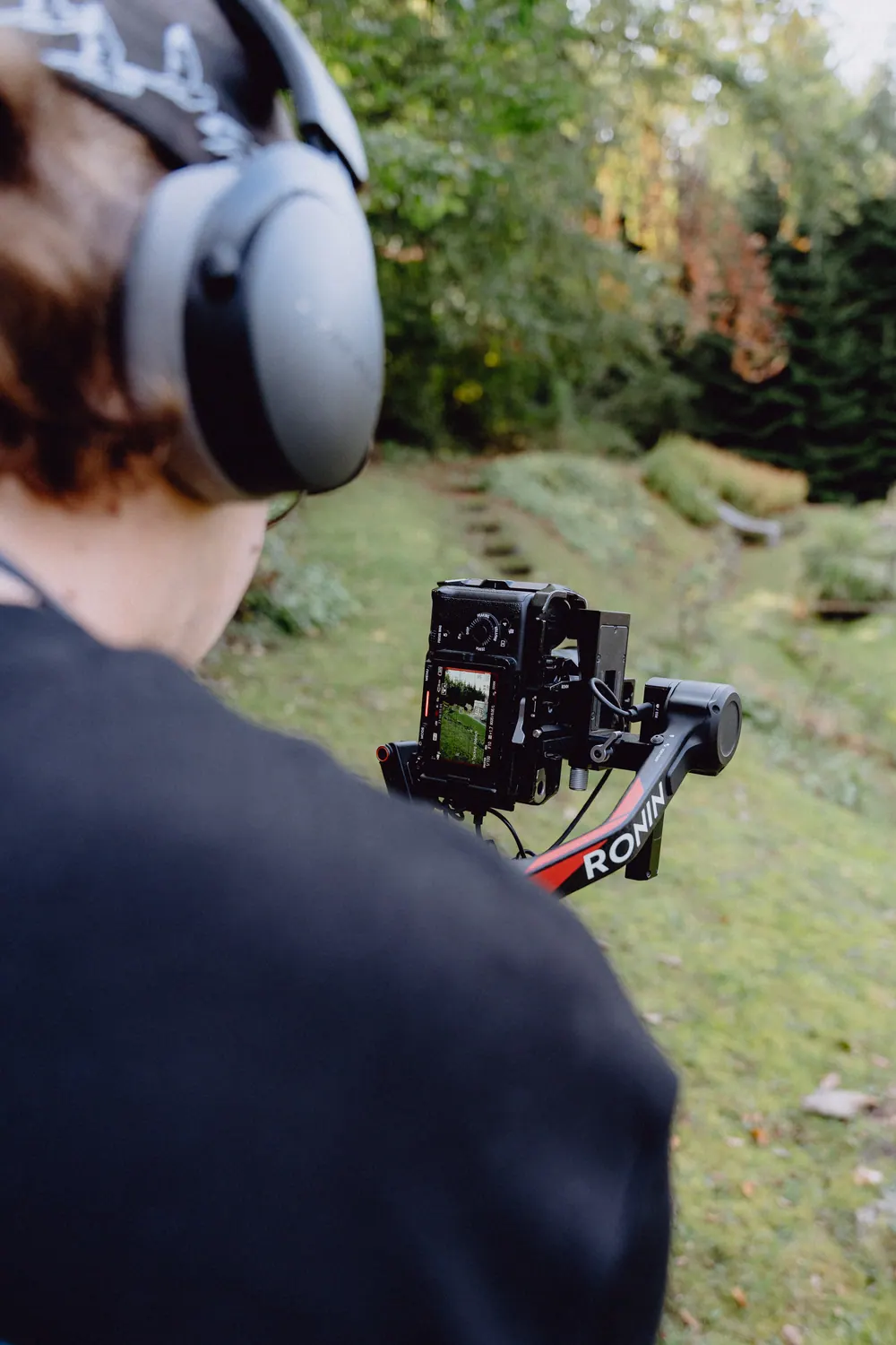 Tonkontrolle mit Kopfhörern am Gimbal