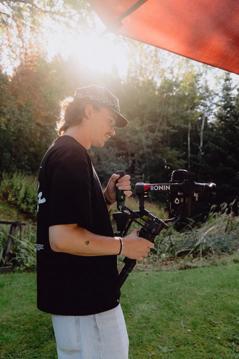 Operator mit Gimbal im Gegenlicht