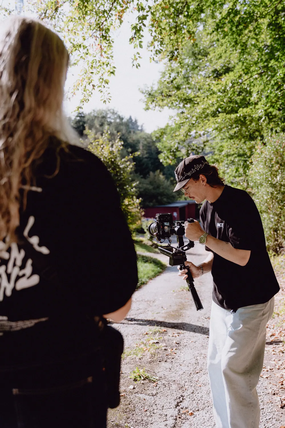 Zwei aus der Crew auf dem Waldweg